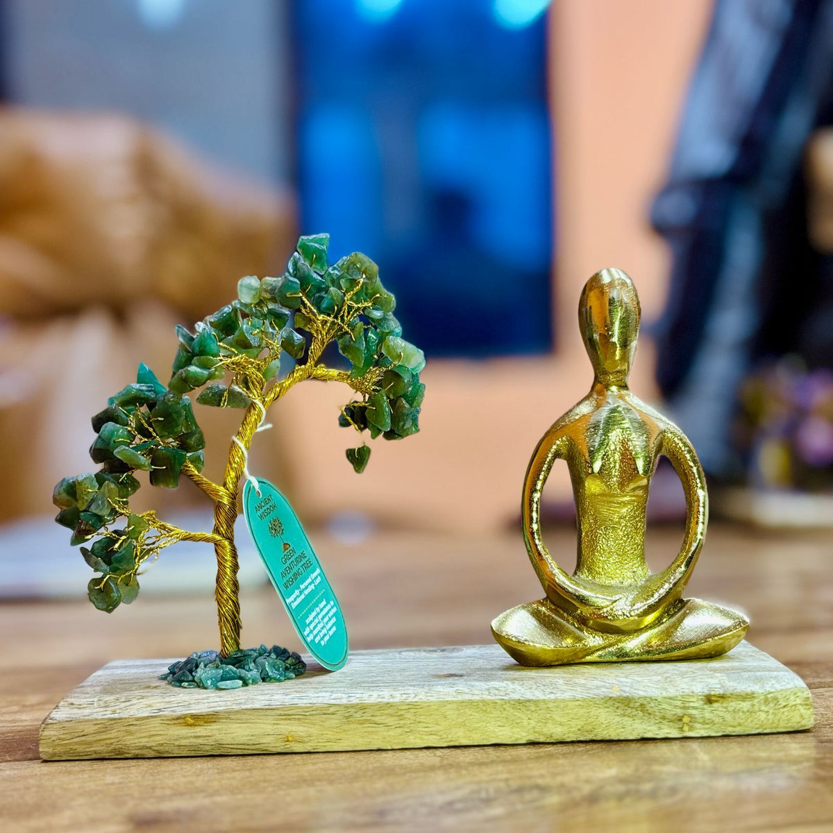 Jardín de yoga con árbol de aventurina verde y figura en postura del loto