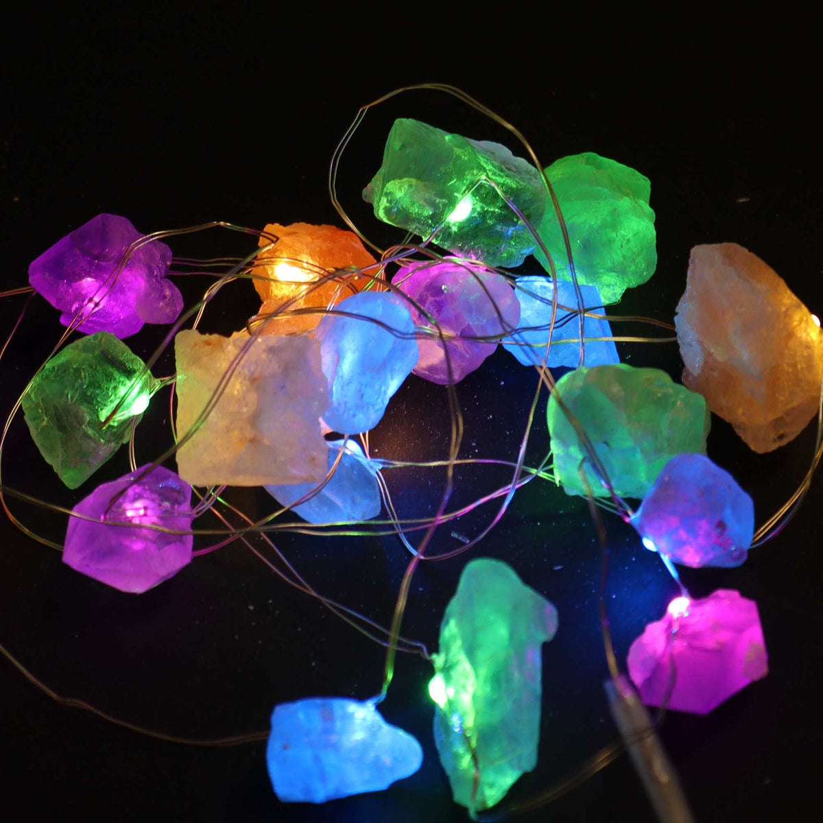 Guirnalda de luces con piedras variadas