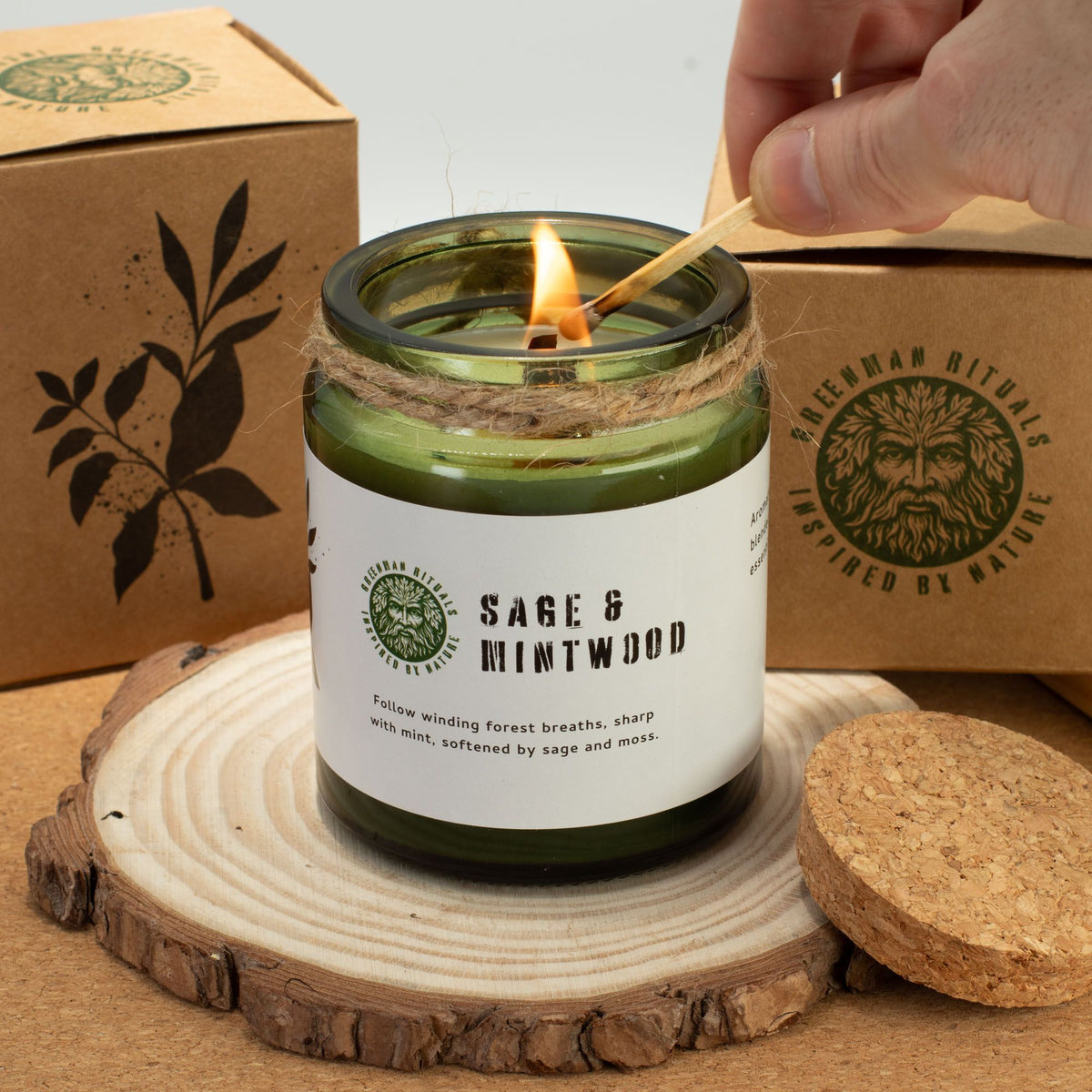 Vela de soja Greenman encendida con su mecha de madera