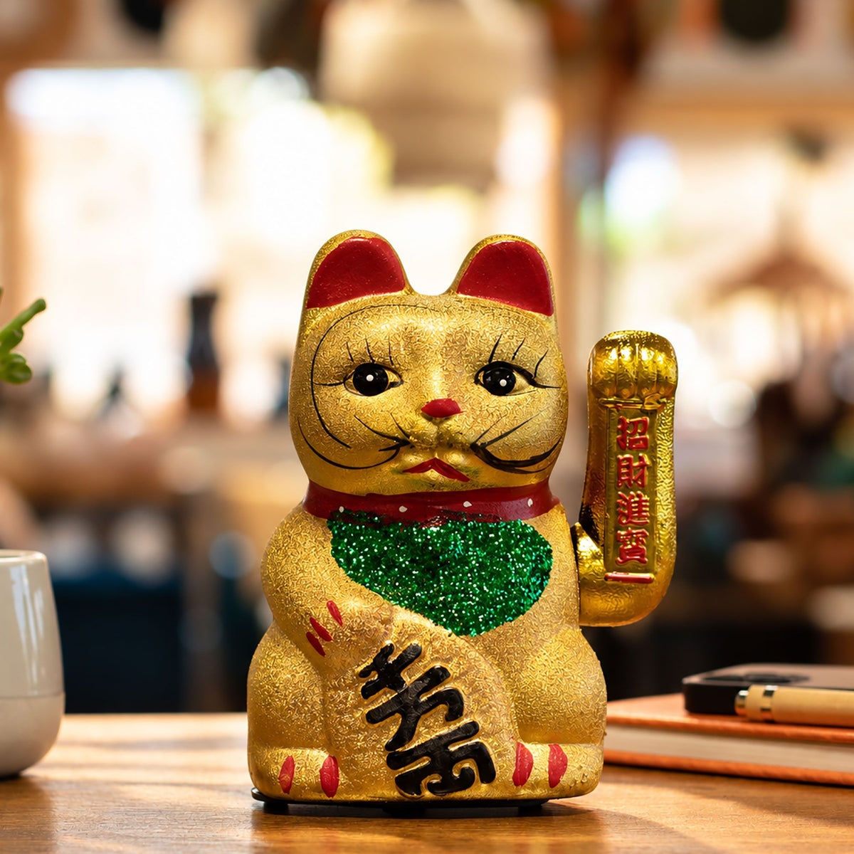 Gato de la suerte maneki-neko dorado clásico con brazo que saluda, foto 8