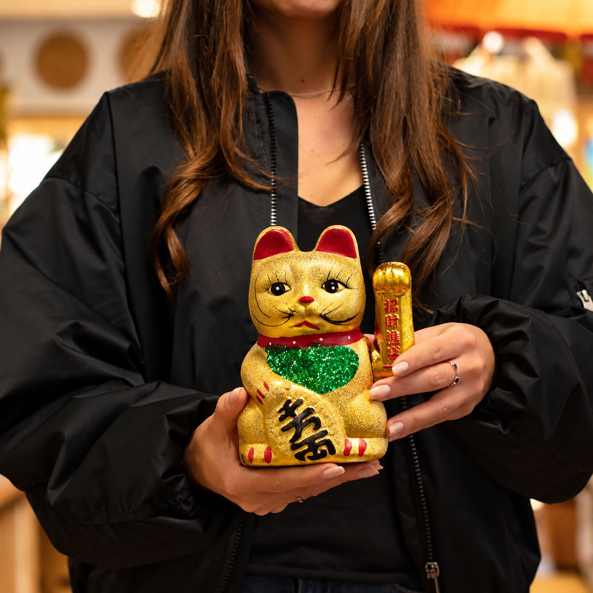 Gato de la suerte maneki-neko dorado clásico con brazo que saluda, foto 4