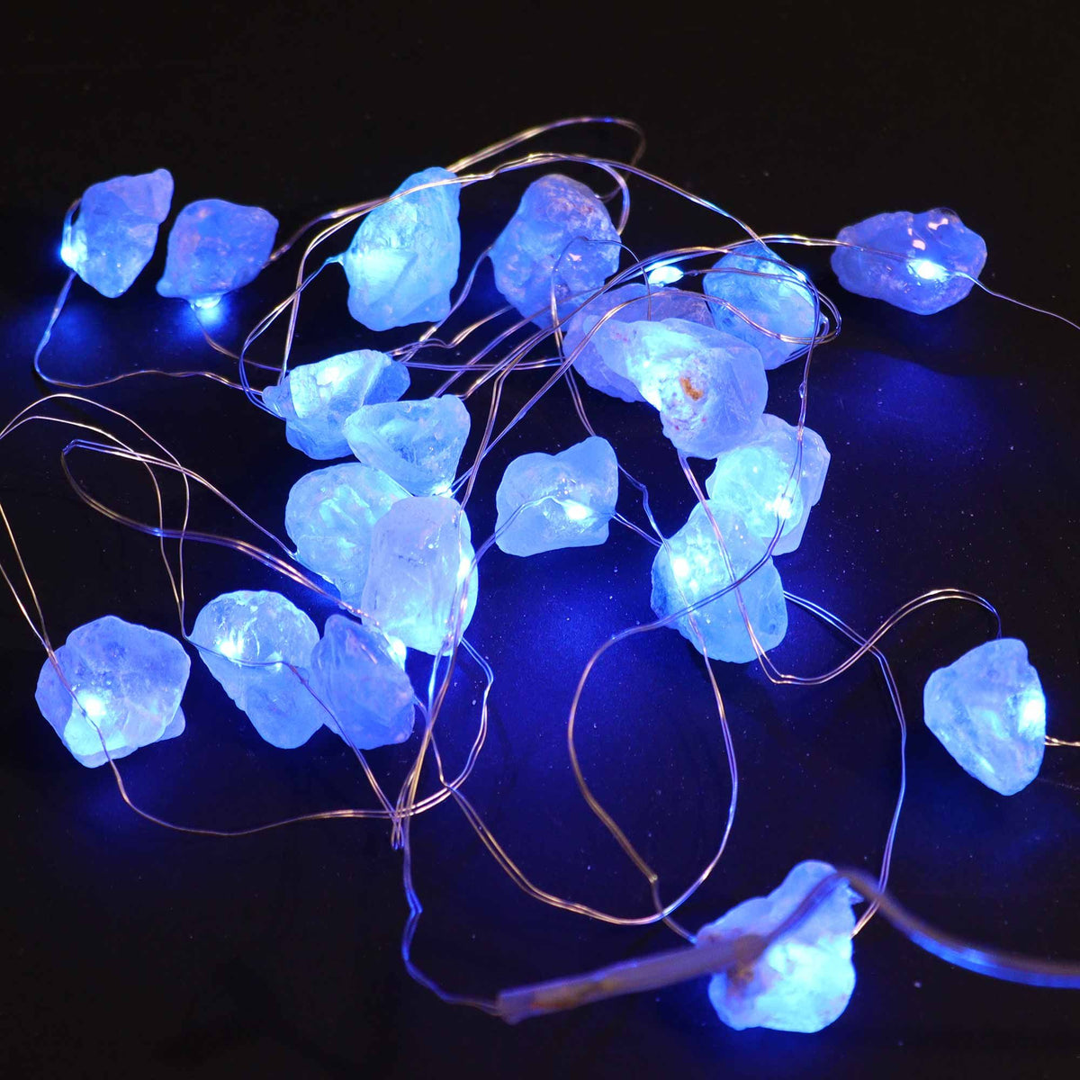 Guirnalda de luces con piedras de celestita