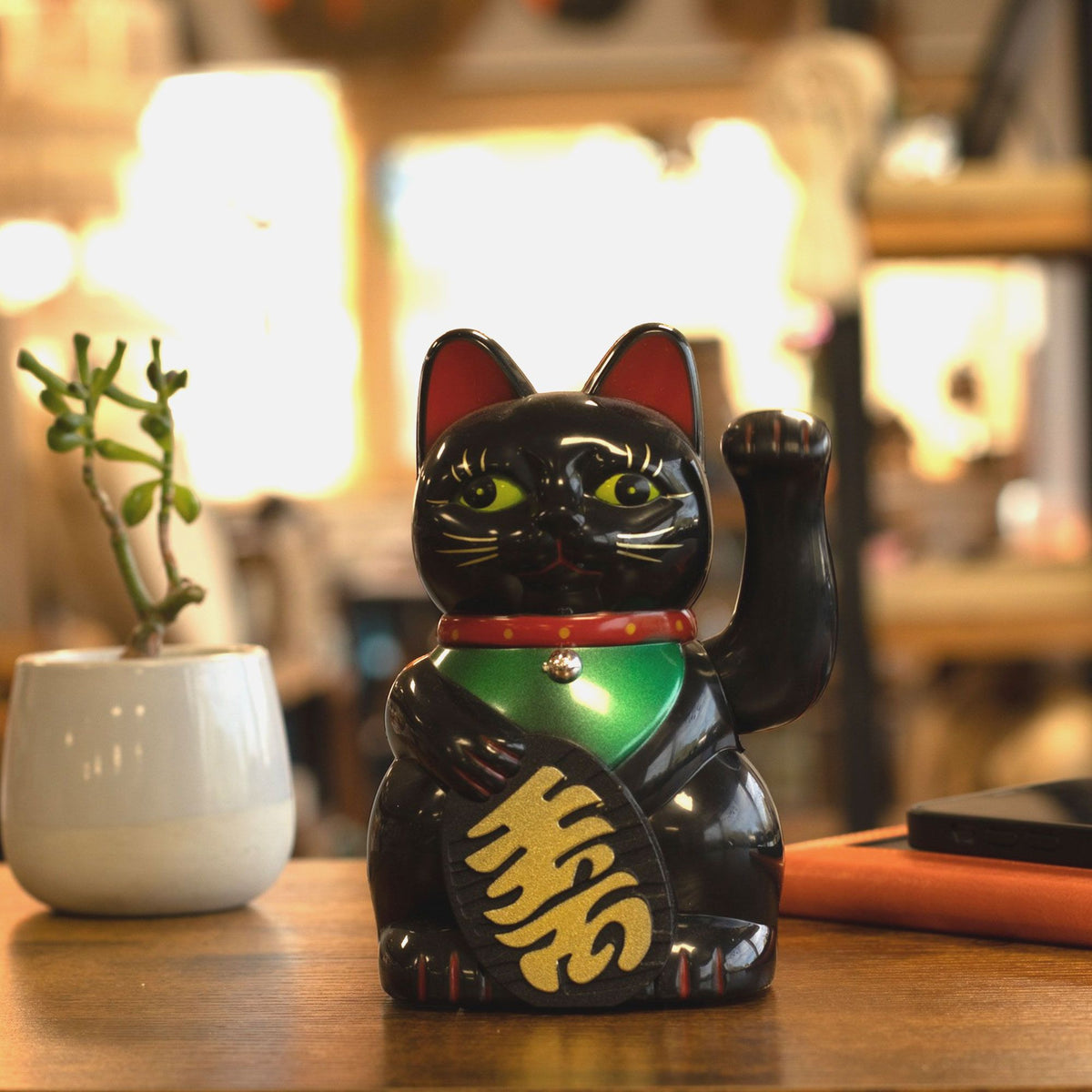 Gato de la suerte maneki-neko negro con brazo que saluda, foto 5