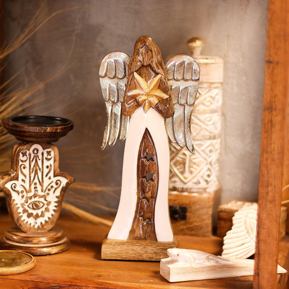 Ángel de madera de mango con estrella dorada 30 cm