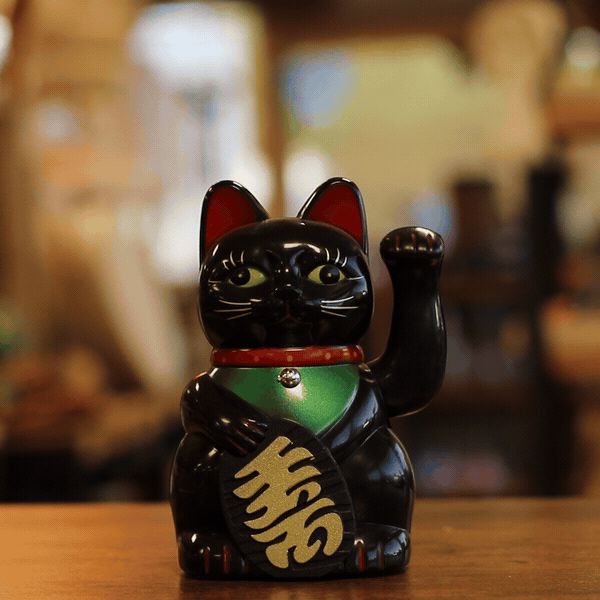 Gato de la suerte maneki-neko negro con brazo que saluda, foto 3