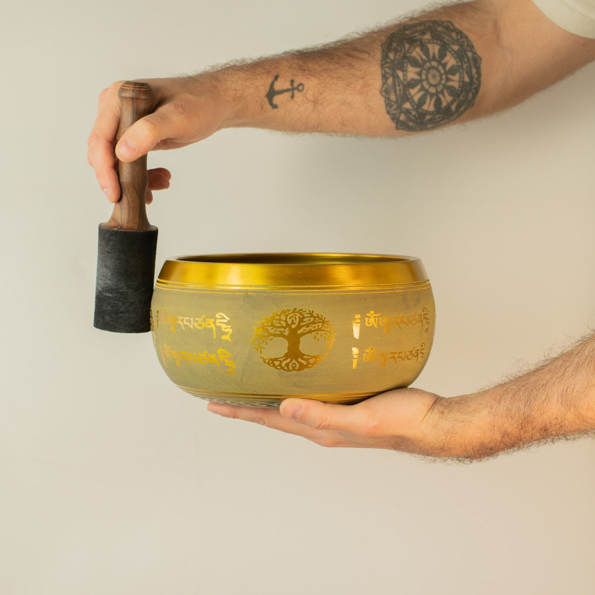 Cuenco tibetano dorado con árbol de la vida y Buda grabado, foto 2