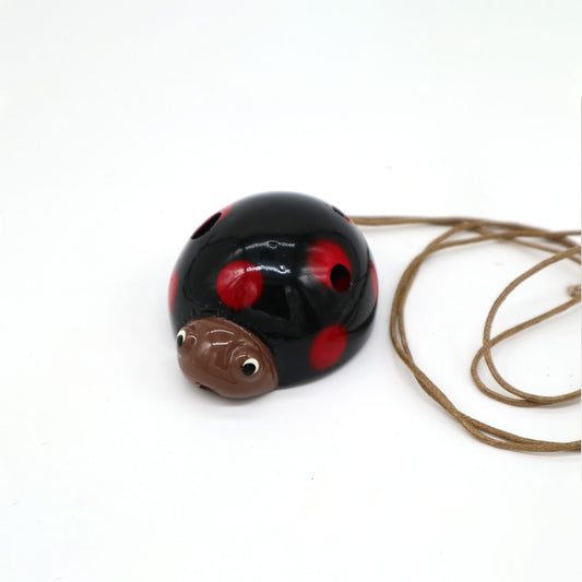 Ocarina de cerámica con forma de mariquita