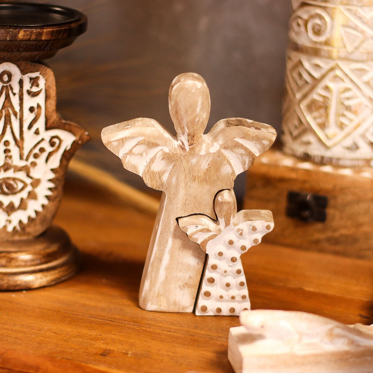 Figura de dos ángeles de madera de mango 15 cm