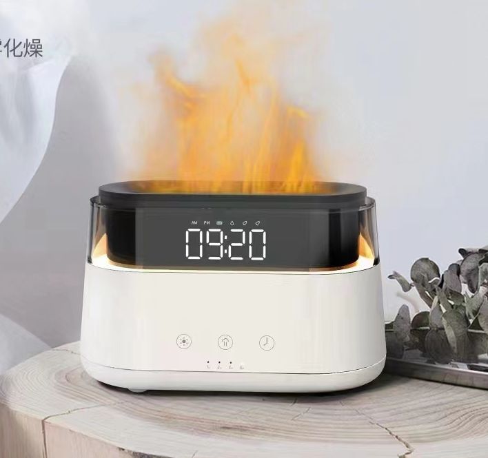 Difusor con efecto llama encendido y reloj marcando la hora