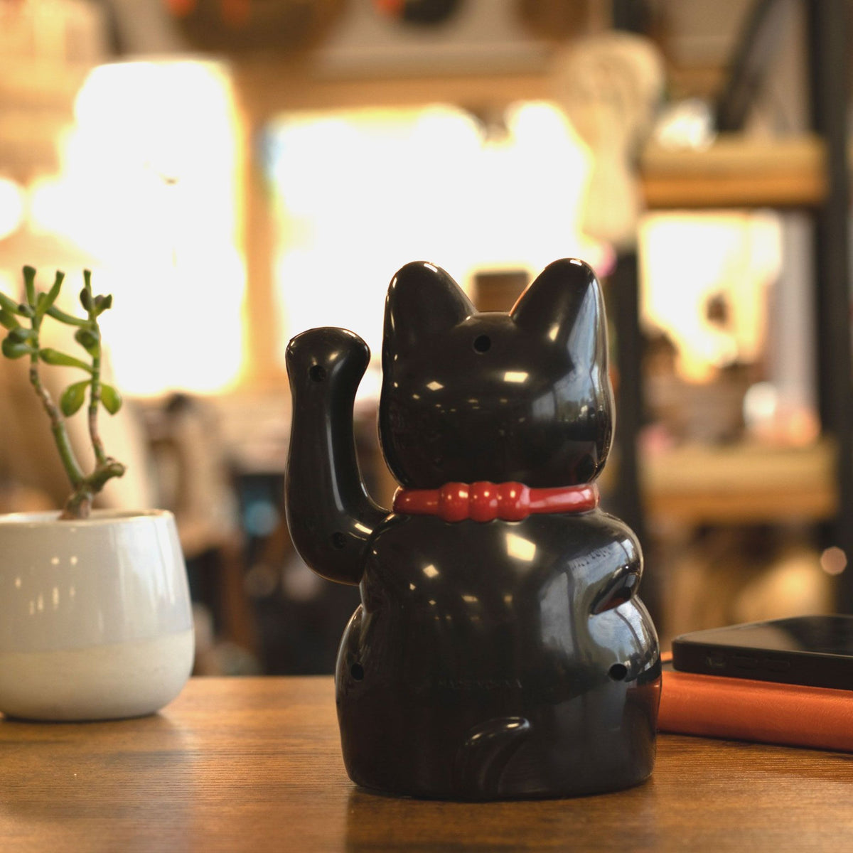 Gato de la suerte maneki-neko negro con brazo que saluda, foto 8