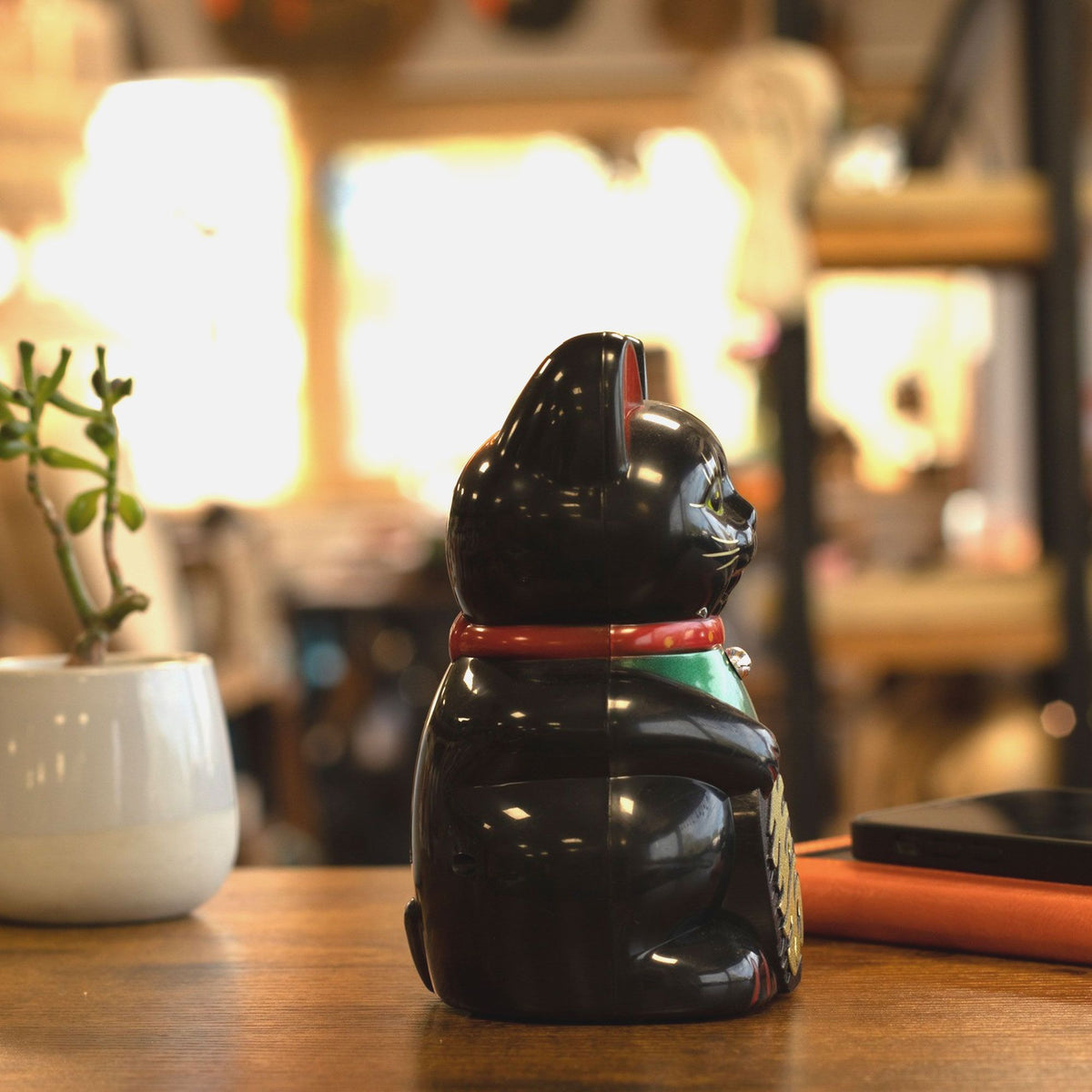 Gato de la suerte maneki-neko negro con brazo que saluda, foto 7