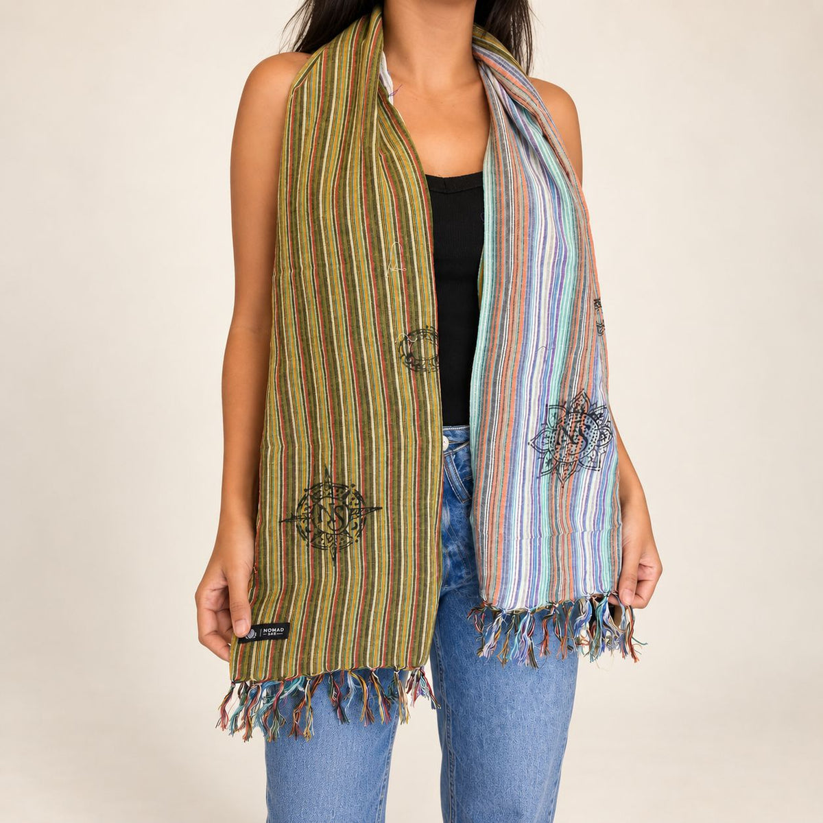 Modelo con la bufanda de algodón Nomad Sari Cielo y Tierra