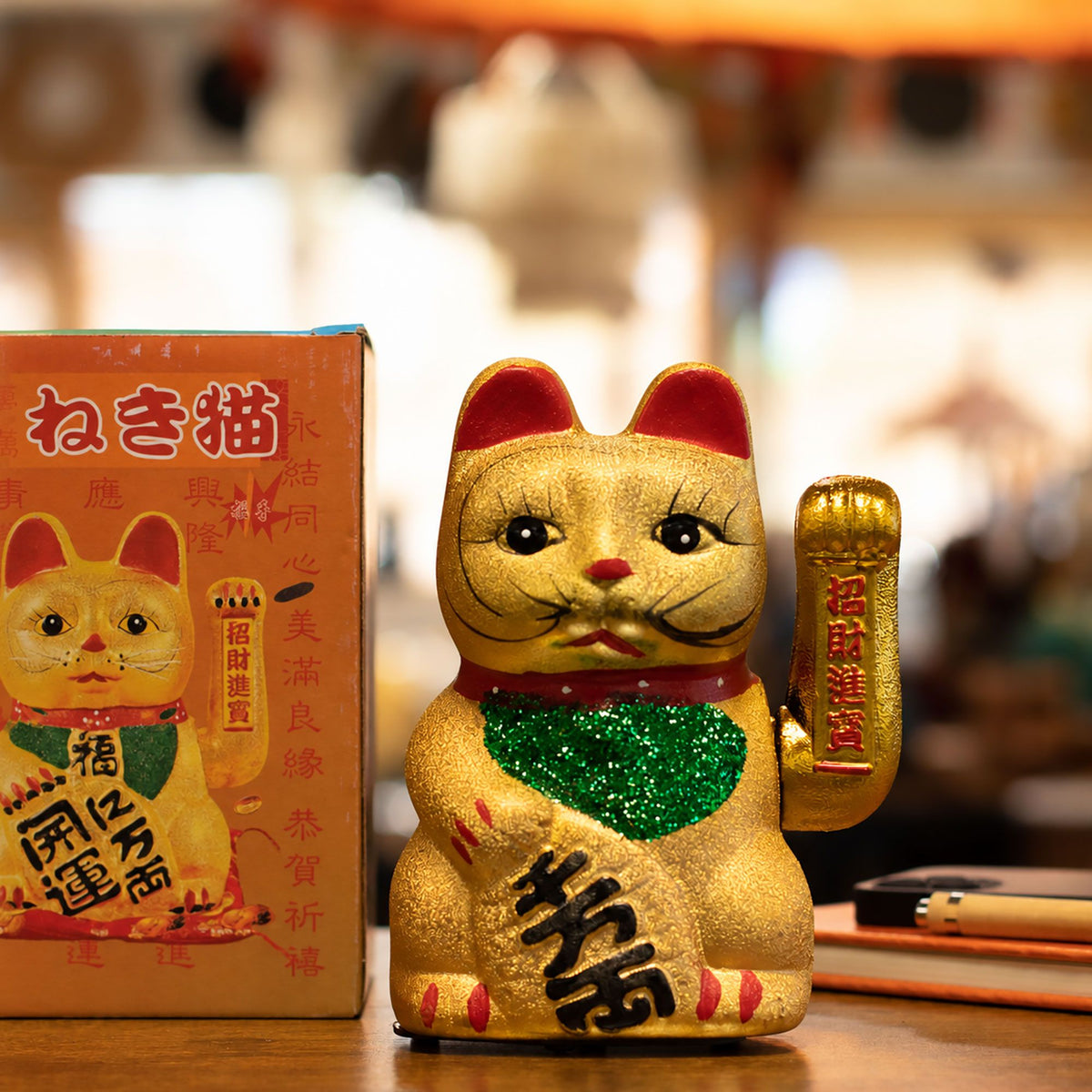 Gato de la suerte maneki-neko dorado clásico con brazo que saluda, foto 7