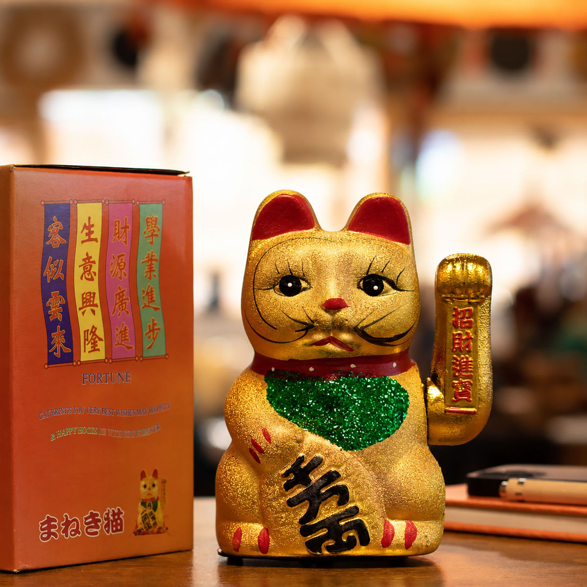 Gato de la suerte maneki-neko dorado clásico con brazo que saluda, foto 5