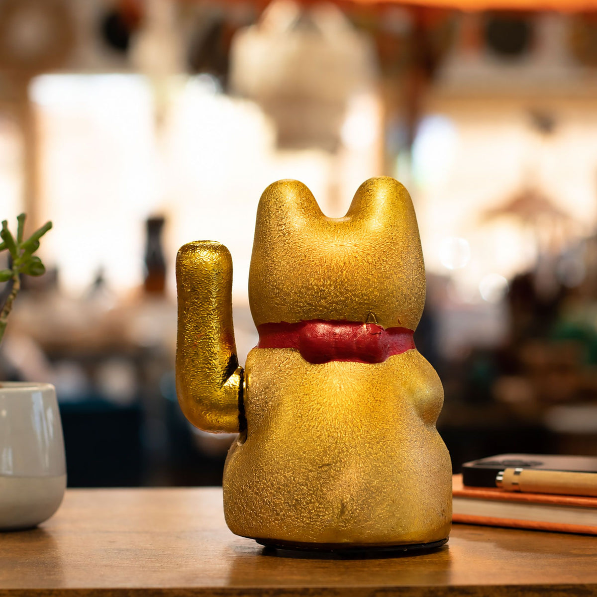 Gato de la suerte maneki-neko dorado clásico con brazo que saluda, foto 3