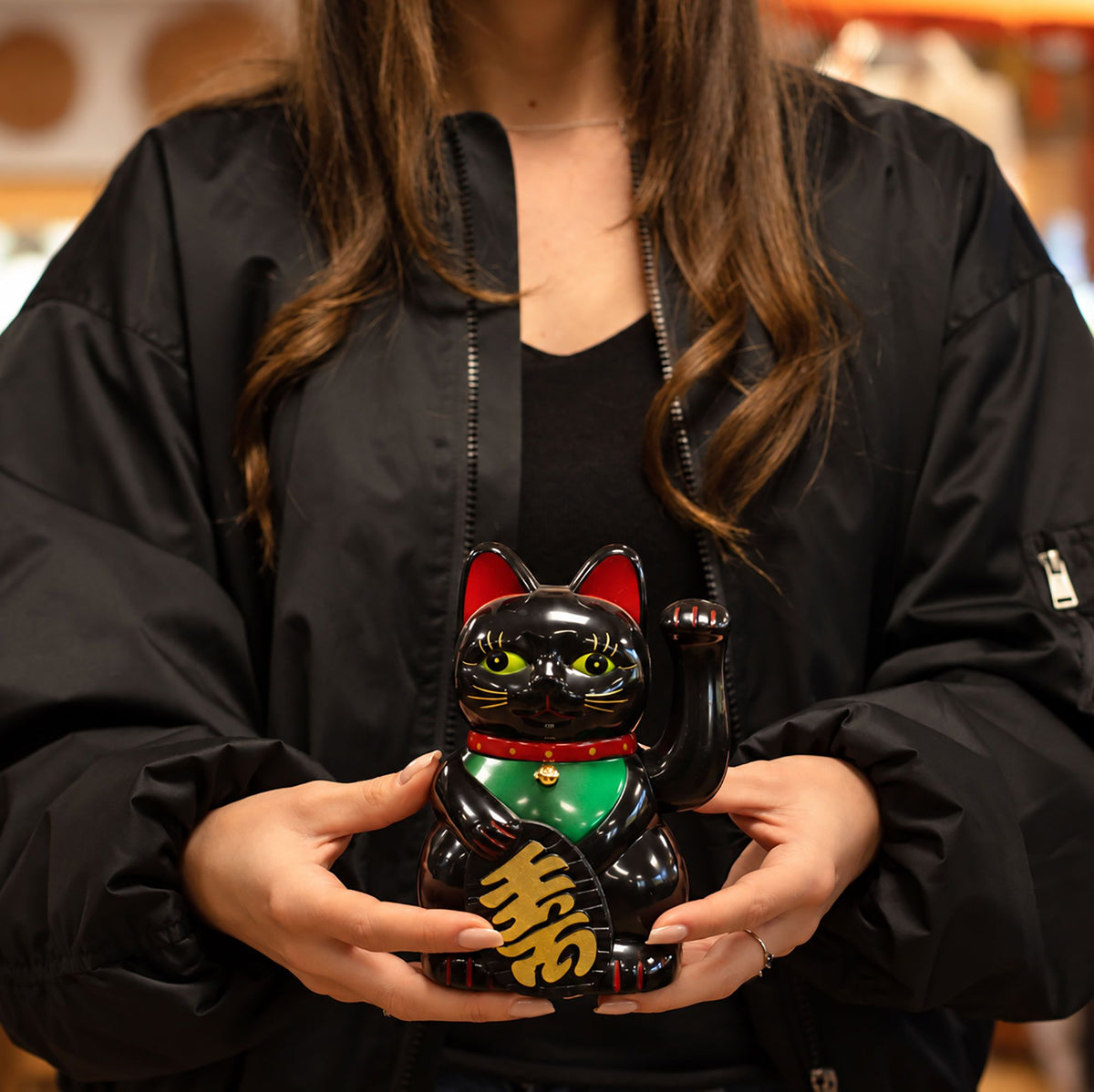 Gato de la suerte maneki-neko negro con brazo que saluda, foto 4