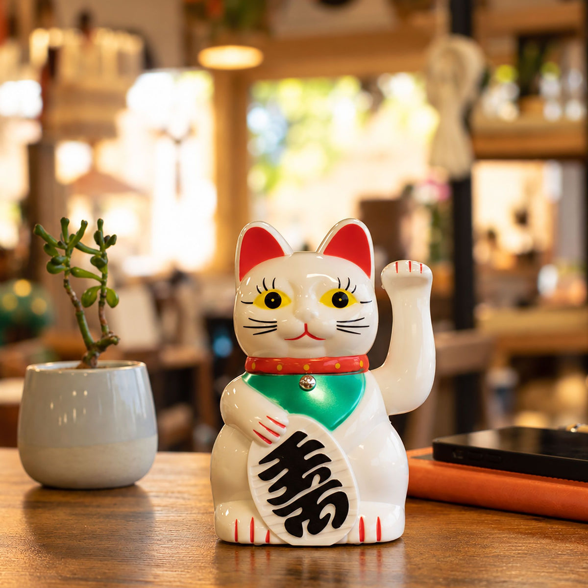Gato de la suerte maneki-neko blanco con brazo que saluda, foto 6