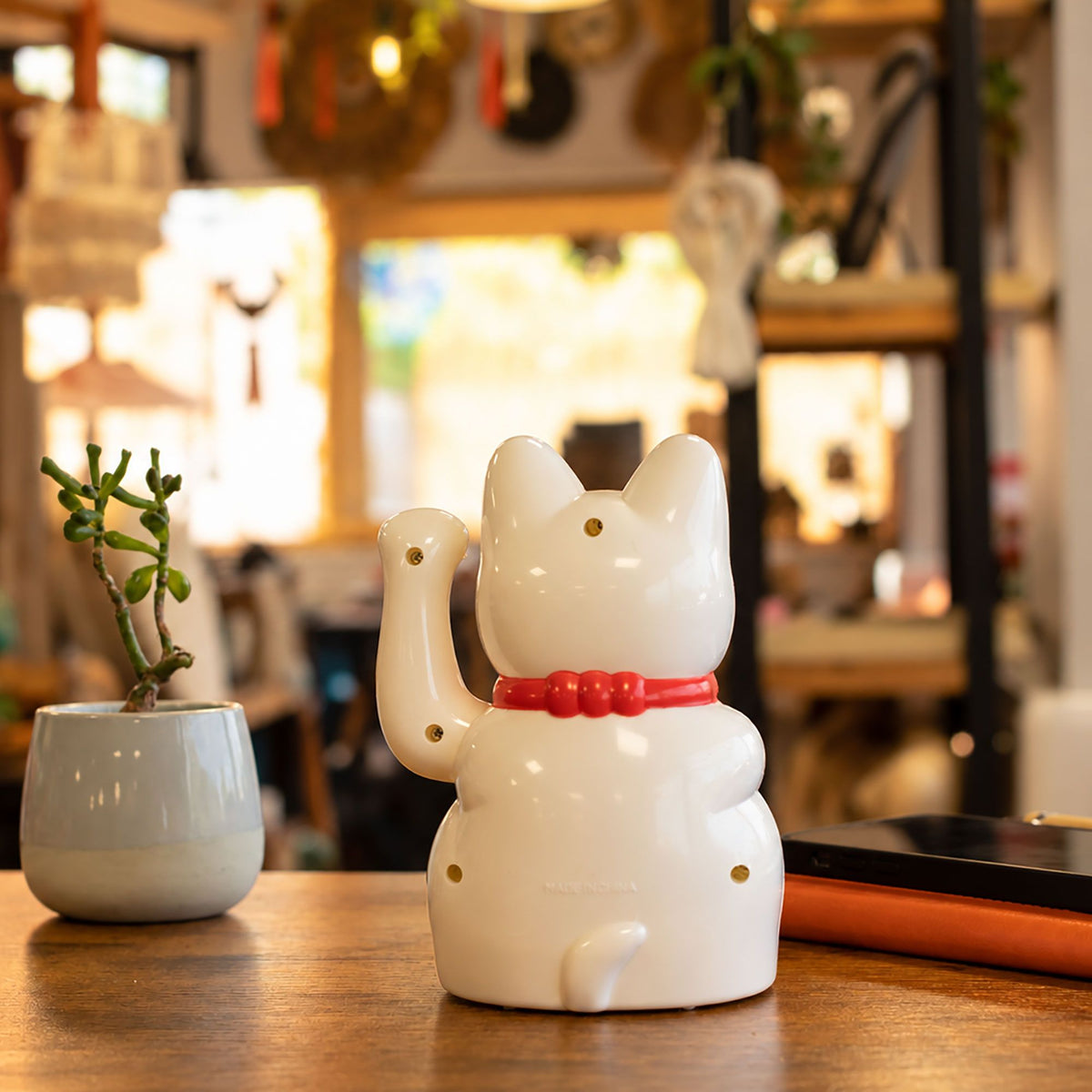 Gato de la suerte maneki-neko blanco con brazo que saluda, foto 7