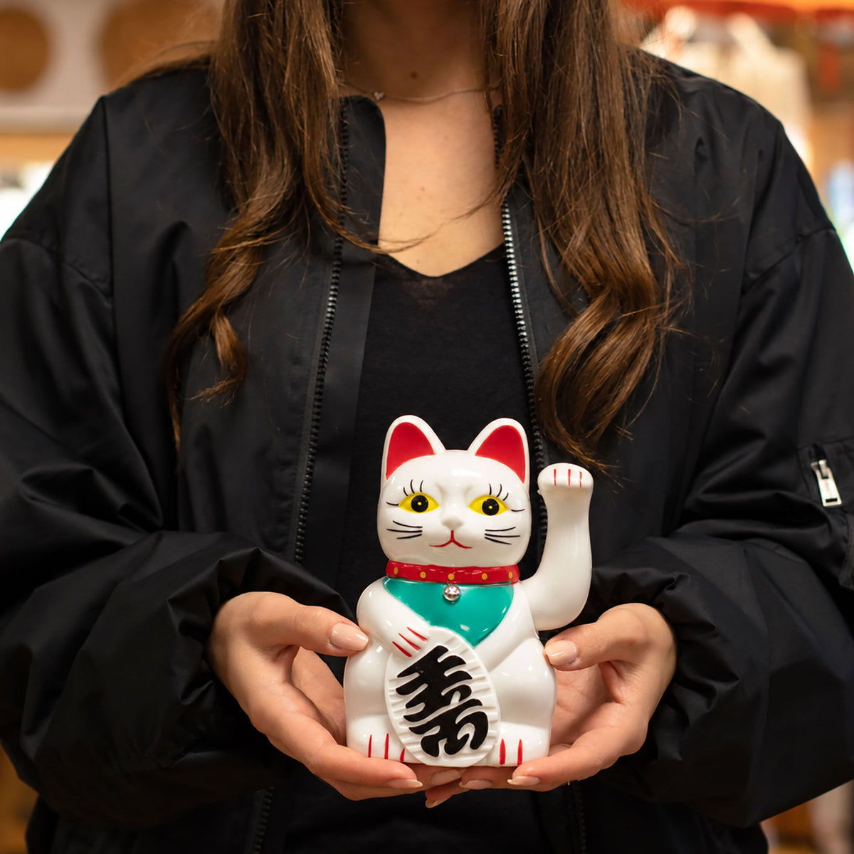 Gato de la suerte maneki-neko blanco con brazo que saluda, foto 3