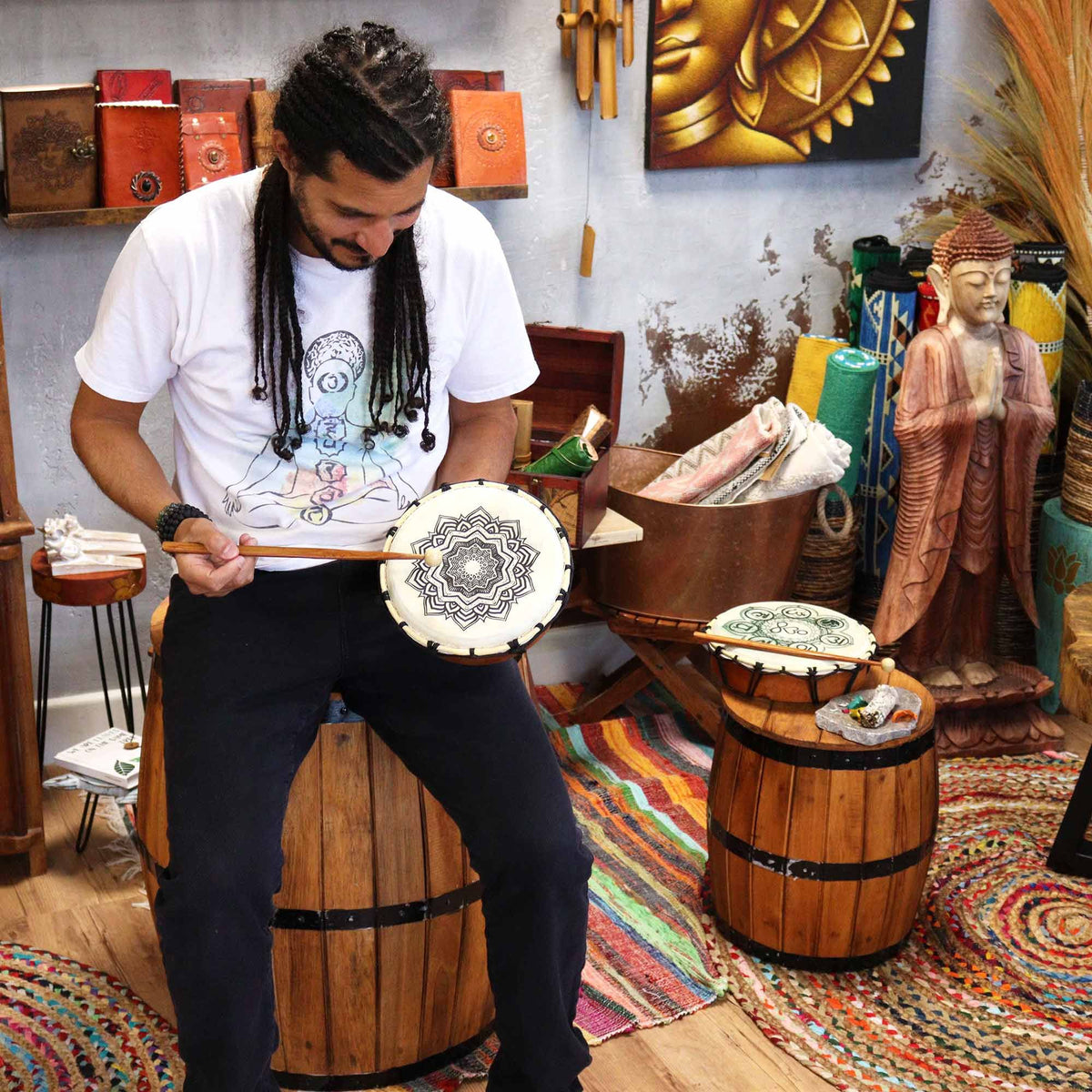 Músico tocando el tambor chamánico Mandala con la baqueta