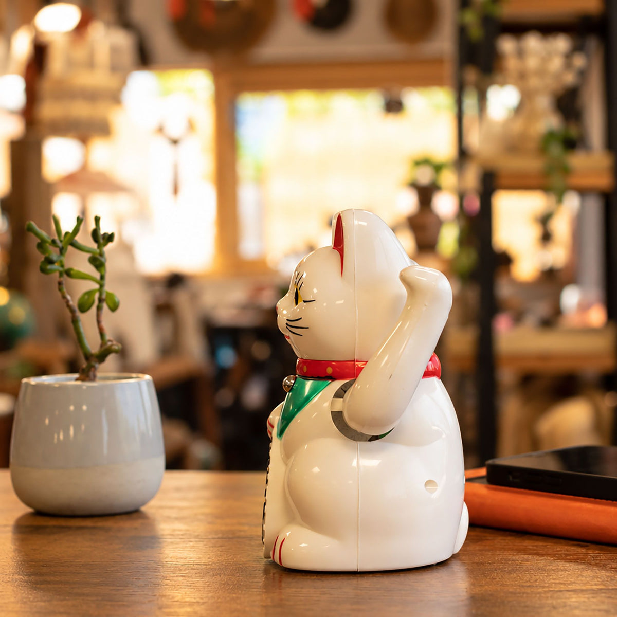 Gato de la suerte maneki-neko blanco con brazo que saluda, foto 8