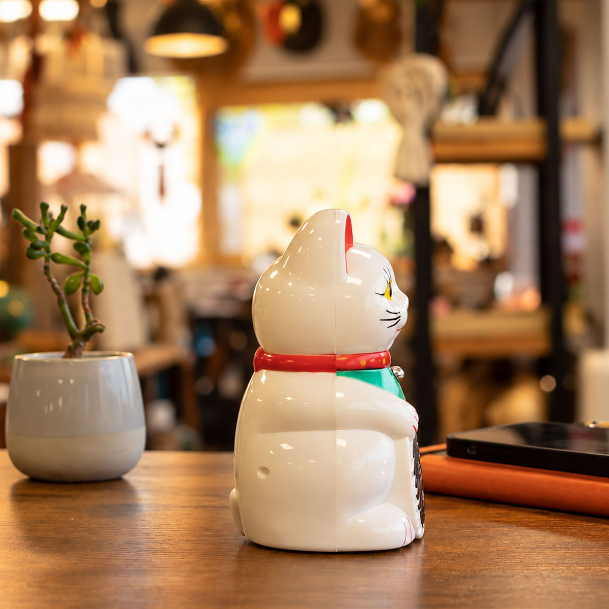Gato de la suerte maneki-neko blanco con brazo que saluda, foto 5