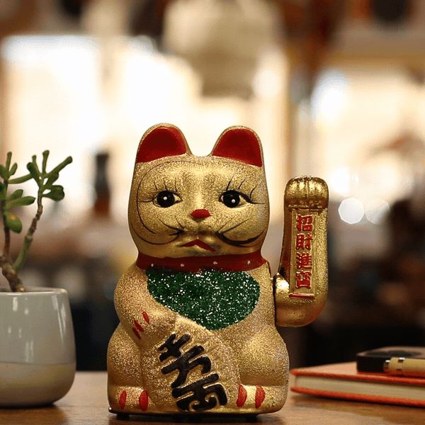 Gato de la suerte maneki-neko dorado clásico con brazo que saluda, foto 2