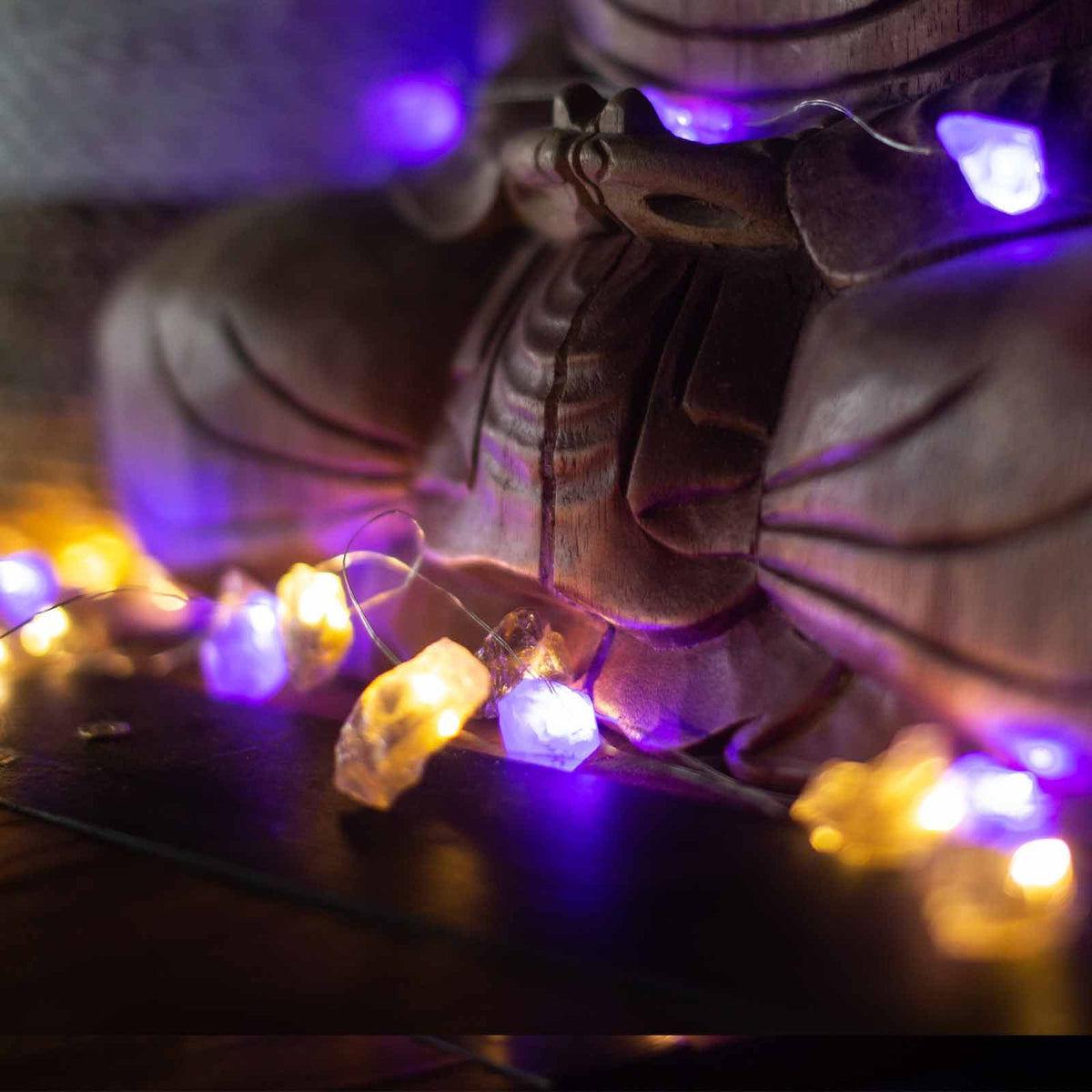 Guirnalda de luces con piedras variadas
