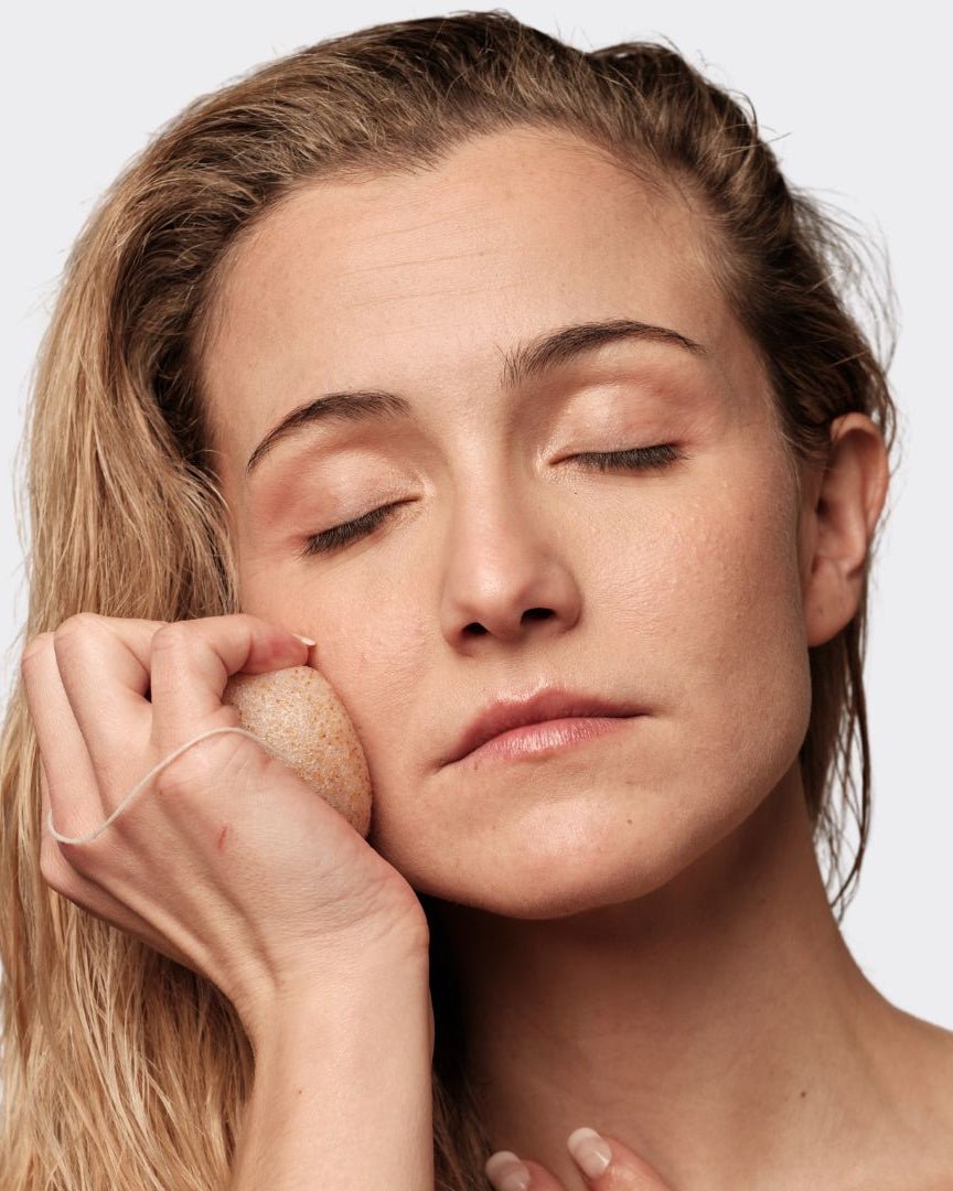 Esponja Konjac Facial Exfoliante con Nuez - Montber Professional Brand