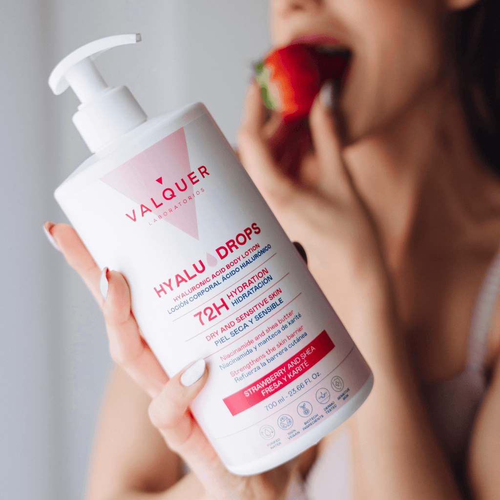 Hyaludrops Loción Corporal Fresa y Karité – Hidratación 72H - 700 ml - Montber Professional Brand