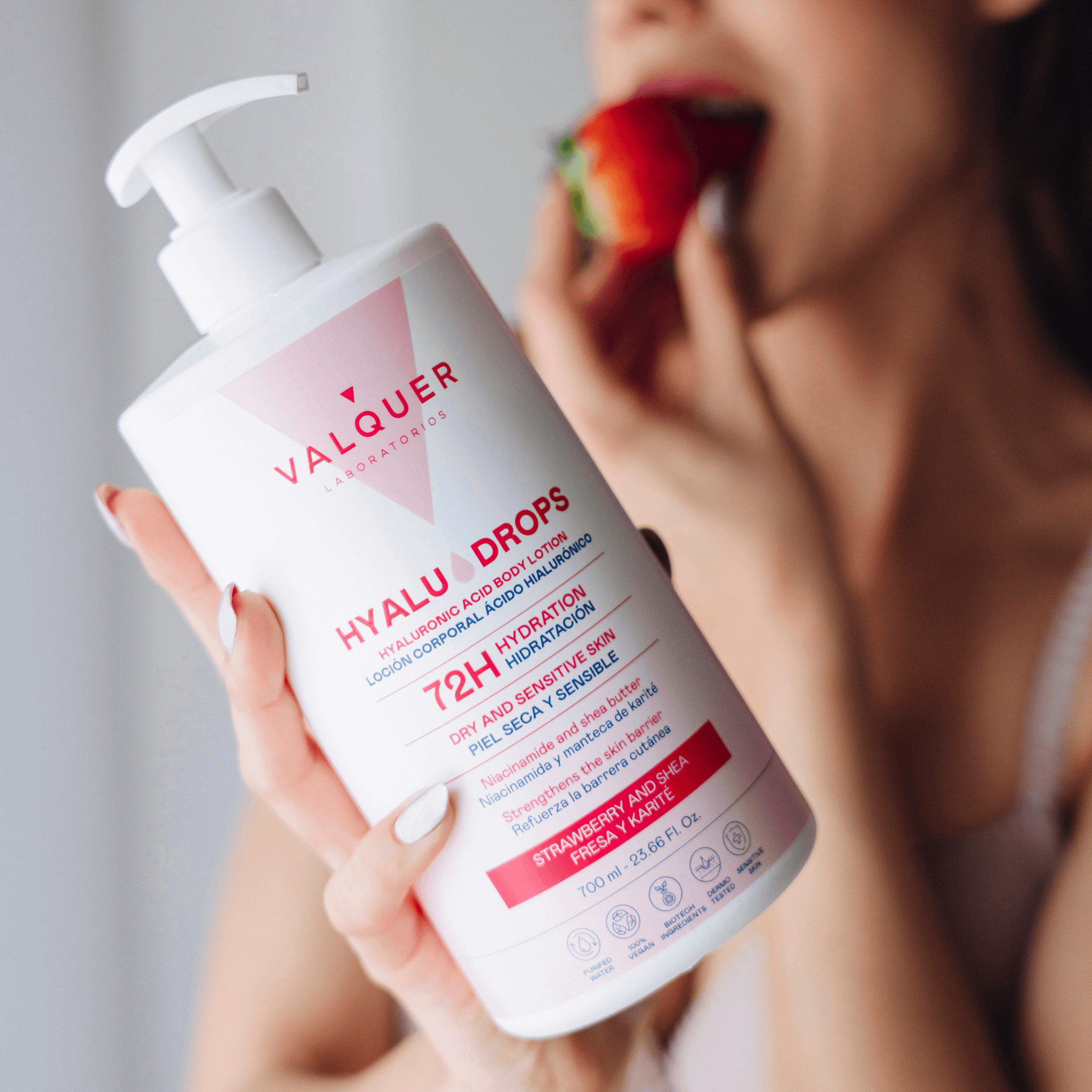 Hyaludrops Loción Corporal Fresa y Karité – Hidratación 72H - 700 ml - Montber Professional Brand