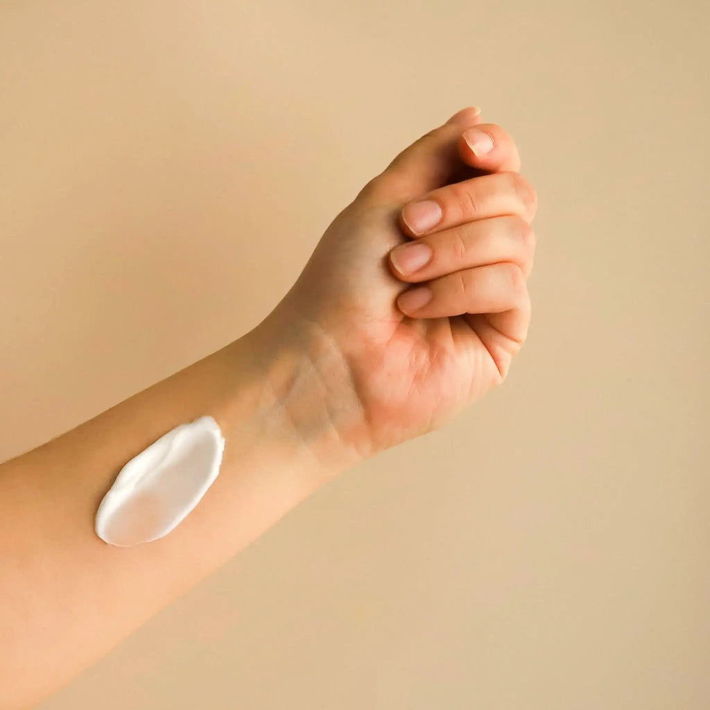 Hyaludrops Loción Corporal Fresa y Karité – Hidratación 72H - 700 ml - Montber Professional Brand