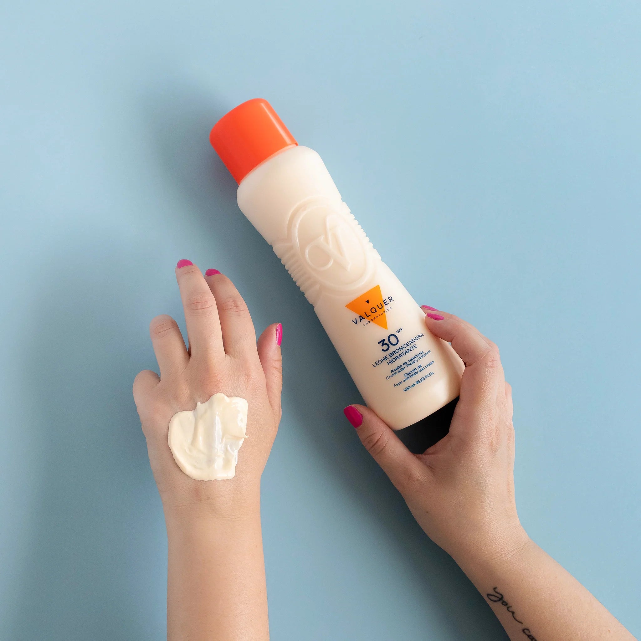 Leche hidratante bronceadora de zanahorias facial y corporal SPF 30 - 480 ml - Montber Professional Brand