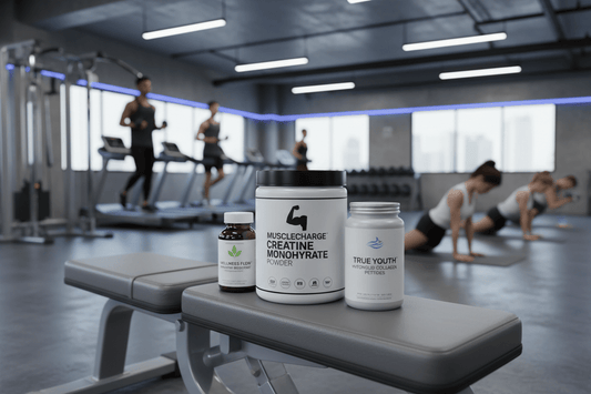 un bote de creatina en polvo, otro de bisglicinato de magnesio y otro de colágeno hidrolizado reposan sobre un banco de gimnasio con atletas practicando deporte al fondo