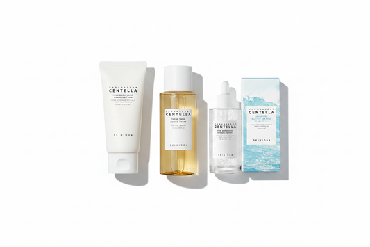 Pack Rutina Centella Diaria SKIN1004 – Gel Limpiador Iluminador, Tónico Tonificante y Hyalu-Cica Sun Stick SPF50+ sobre fondo blanco